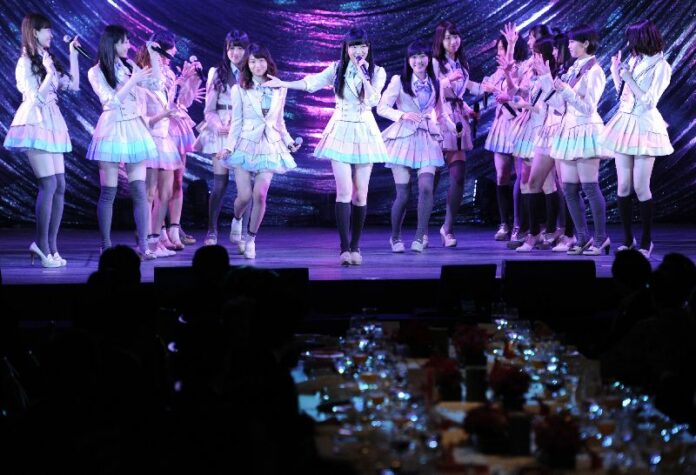Japanese girl group AKB48 performs at gala dinner of ASEAN-Japan summit in Tokyo, 14 December 2013 (AFP)