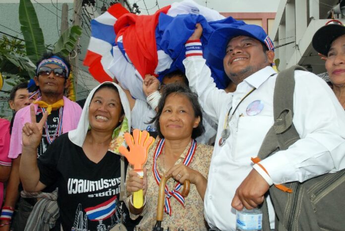 Members of Student and People Network For Political Reform of Thailand posing for photo with the Thai national flag, 16 December 2013