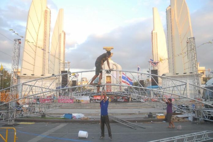 PCAD staff clearing the ground for the anticipated foreign ambassadors' visit to the protest site, 17 December 2013