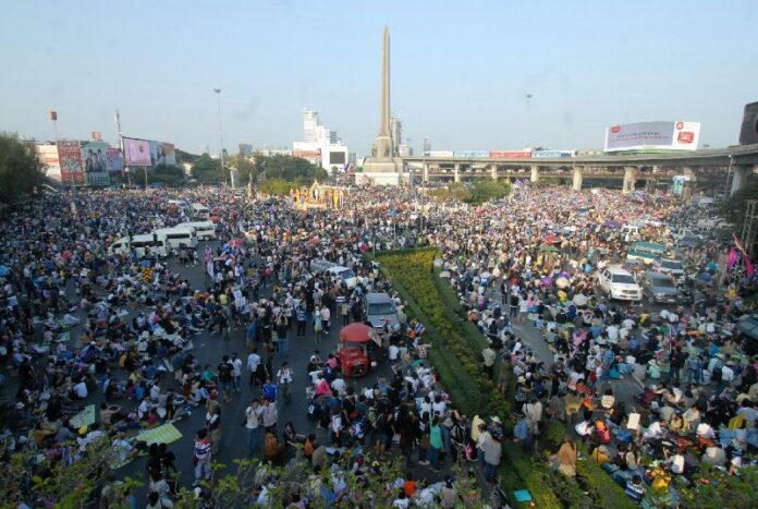 Anti-government protesters occupying the Victory Monument on 22 December 2013