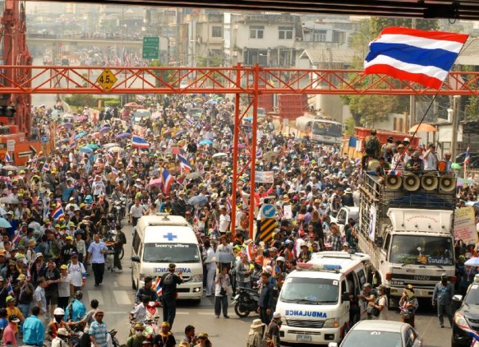 Anti-government protesters marching in western Bangkok, 7 January 2014