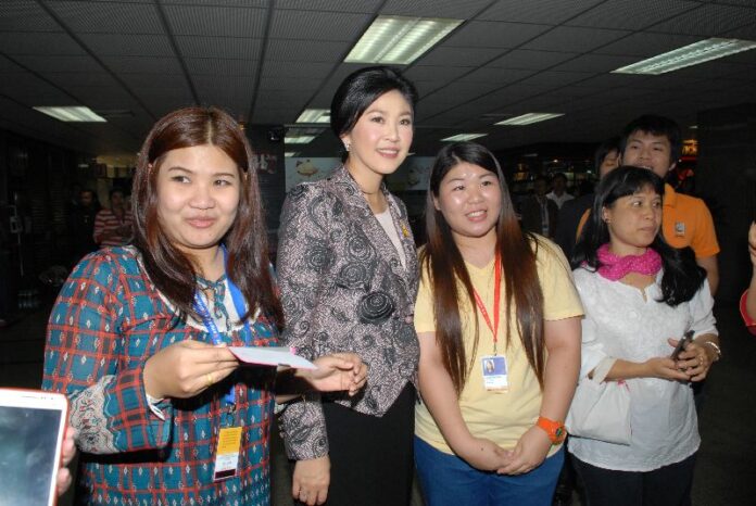 PM Yingluck Shinawatra posing for photos with Matichon staff, 9 January 2014