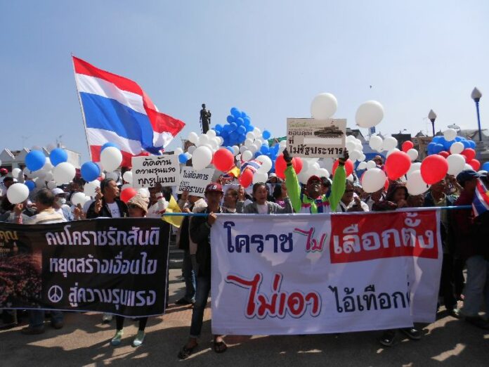 Redshirts supporters and other citizens rally in support of 2 February election in Nakhon Ratchasima province, 13 January 2014