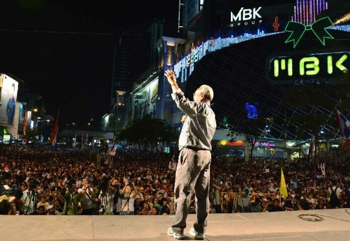 Mr. Suthep Thaugsuban addressing the protesters at Pathumwan Intersection, 14 January 2014