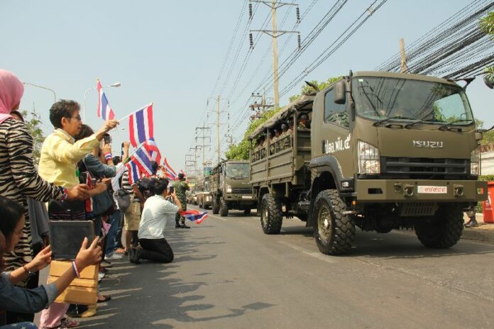 Ant-government protester cheered convoy of military personnel as it passed one of their rally sites on Chaeng Wattana Road, 18 January 2014