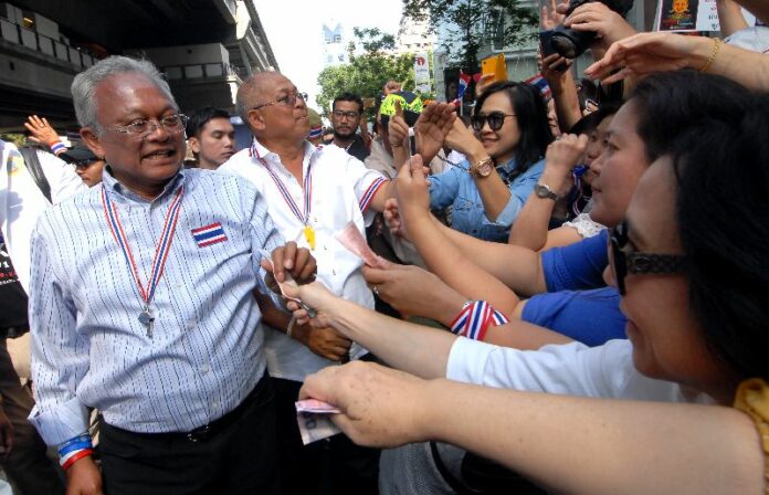 Anti-government protest leader Suthep Thaugsuban receives donations from supporter on Silom Road, 21 January 2014