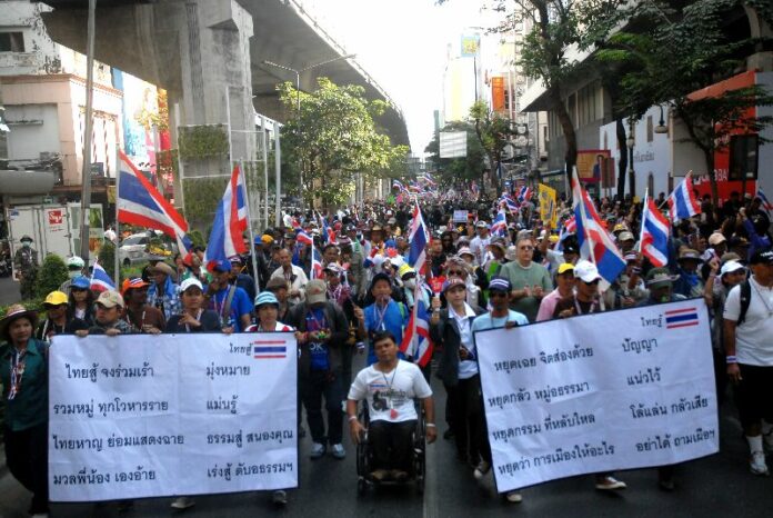 Anti-government protesters on Silom Road, 21 January 2014