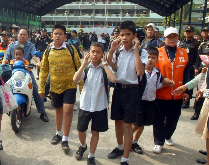Students at Wichutit School in Bangkok reacted to a group of whistle-blowing protesters who were rallying near their school, 23 January 2014