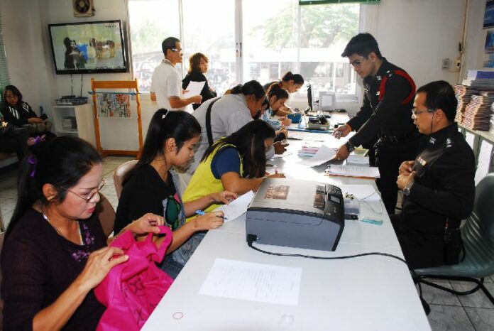 Citizens filing complaints against PCAD and EC at a police station in Bangkok's Bang Kapi district, 26 January 2014