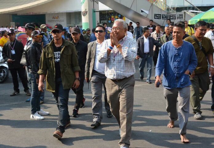 Anti-government protest leader Suthep Thaugsuban greeting his supporters, 27 January 2014