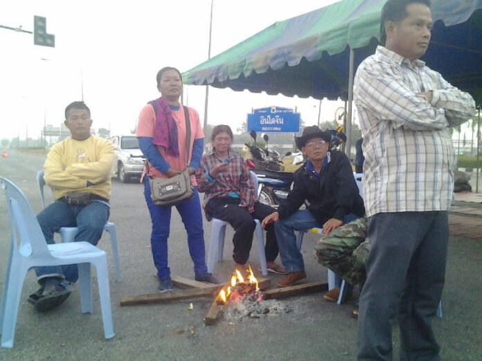 Protesters at Indochina Intersection in Phitsanulok province, 28 January 2014