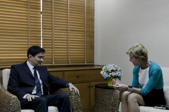 Democrat leader Abhisit Vejjajiva meeting with US Ambassador to Thailand, Ms. Kristie Kenny, 30 January 2014
