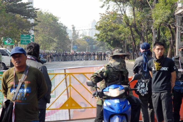 Anti-government protesters facing off with police line in Din Daeng district, 2 February 2014