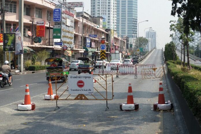 Barricades placed by the police at Thai-Japan Bridge to warn the public of protests ahead, 3 February 2014