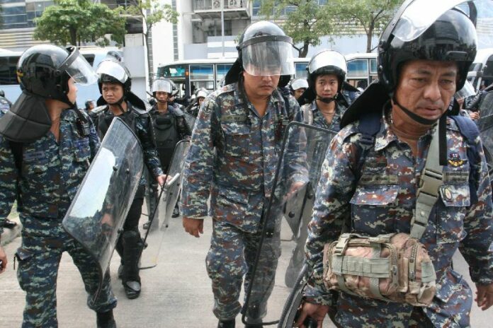 Troops from the Royal Thai Air Force arriving to protect the temporary office of Prime Minister Yingluck Shinawatra, 4 February 2014