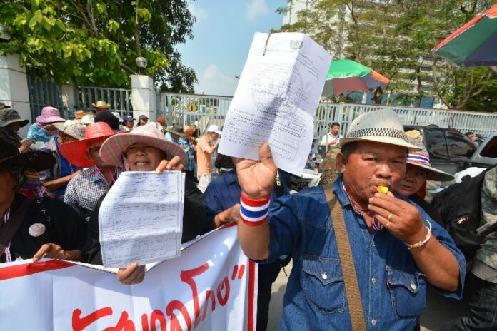 Rice farmers protesting in front of Ministry of Commerce, 6 February 2014