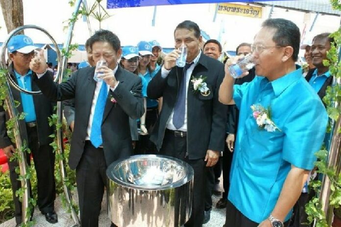 Officials from Provincial Waterworks Authority in Songkhla province drink tap water to assure the public of its safety, 16 September 2011