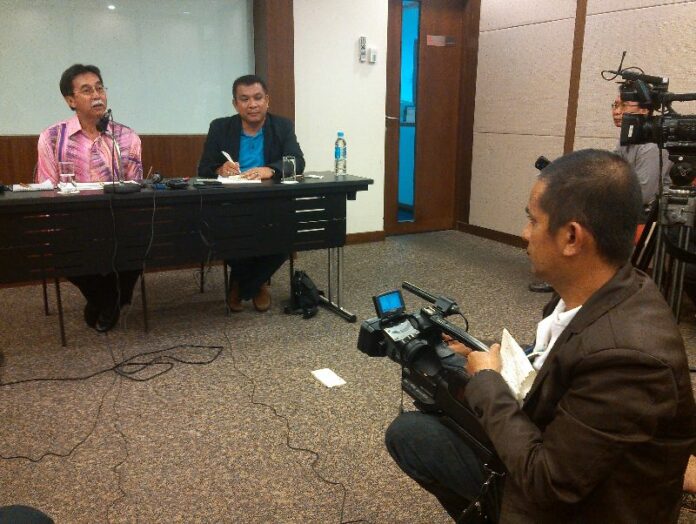 Dato Sri Ahmad Zamzamin bin Hashim (speaking)