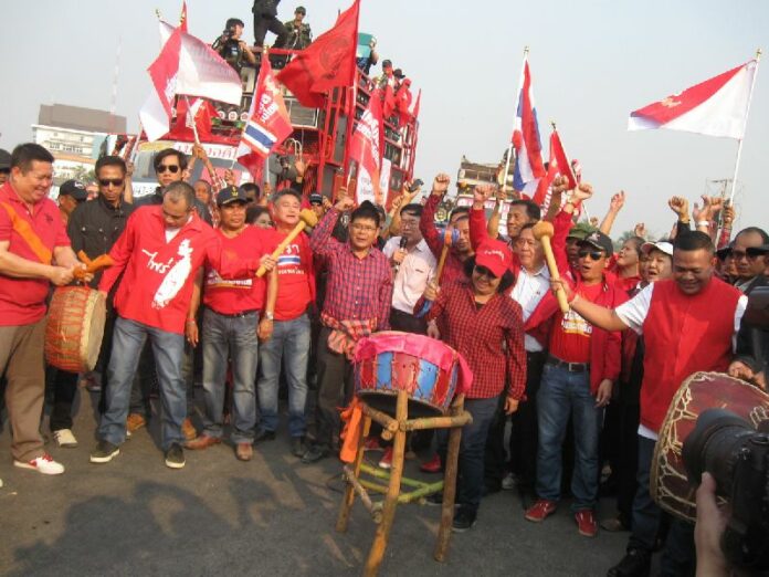 Leaders of the Redshirts symbolically cut the wood for good luck during their rally in Udonthani province, 2 March 2014