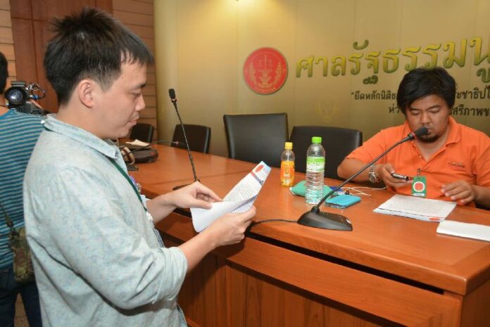 Reporters reading copies of verdict distributed by staff of the Constitutional Court moments after the ruling was read, 12 March 2014