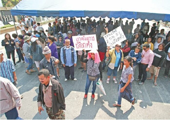 Disappointed voters in Bangkok's Sai Mai district hold pro-election signs after PCAD protesters have forced a local poll station to close down, 26 January 2014