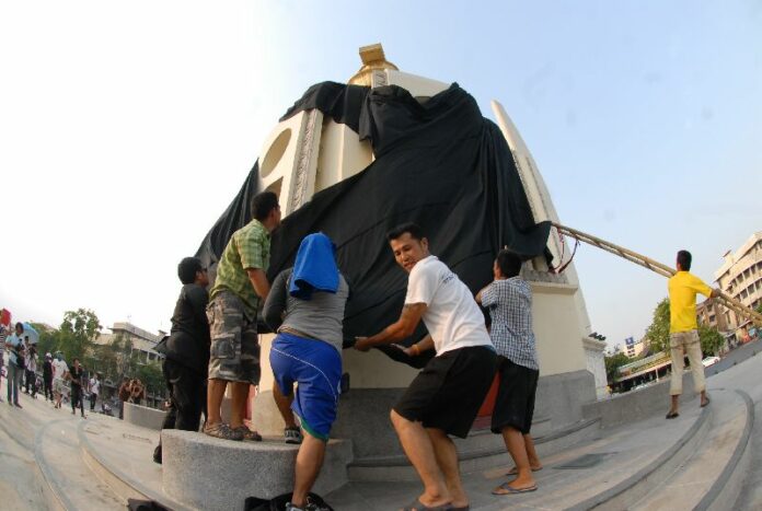 Demonstrators shroud Democracy Monument with black cloth on March 21, 2014.