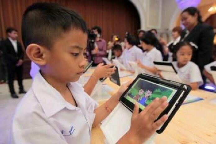 A student tests out a tablet computer distributed under the "one child one tablet" program (Photo by Prachachart)