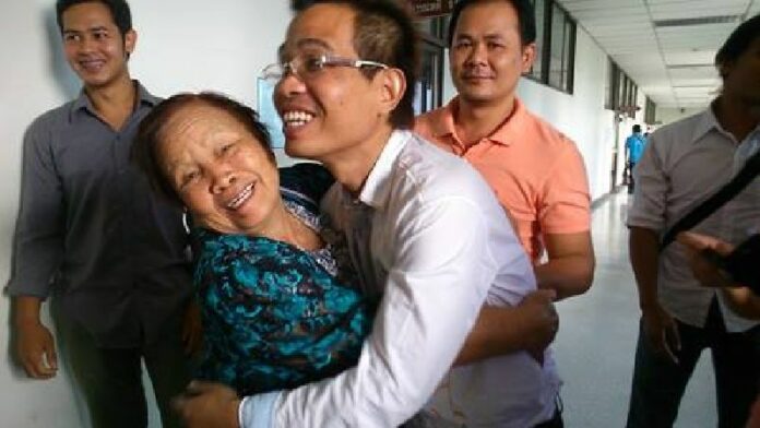 Mr. Surapak and his mother upon hearing the verdict (Photo by Prachatai)