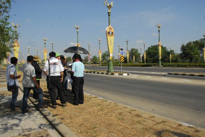 Redshirts activists inspect Aksa Avenue in preparation for 5 April rally, 2 April 2014