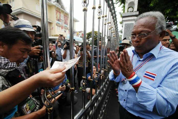 Anti-government leader Suthep Thaugsuban receives donation during a demonstration in front of Ministry of Education, 4 April 2014