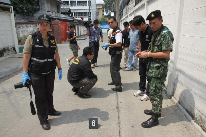 Police officers and soldiers inspecting the scene of shooting in Soi Likhit, 6 April 2014