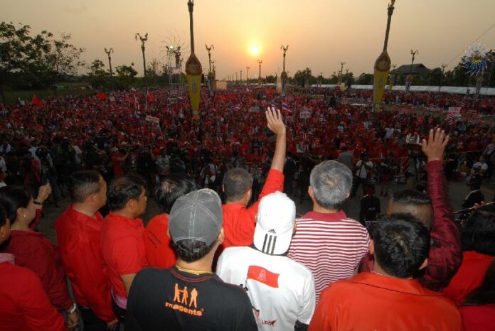 Redshirts rally at Aksa Avenue, 6 April 2014