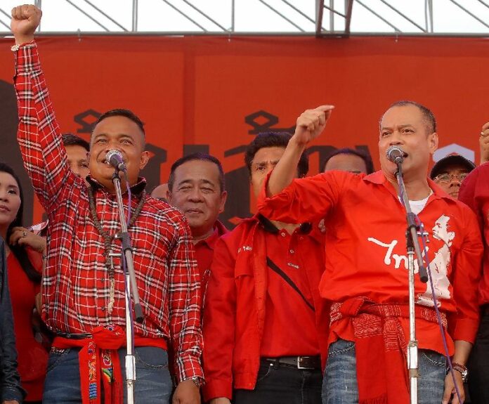 UDD Leaders Jutapon Prompan and Nattawut Saikuea at a Redshirt rally on 5 April, 2014.