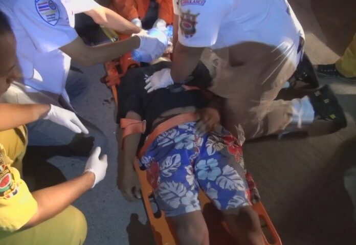 Paramedics administer first aid to a teenager who was shot in a gang fight on Mitsamphan Road, Chonburi province, 27 April 2014.<br />