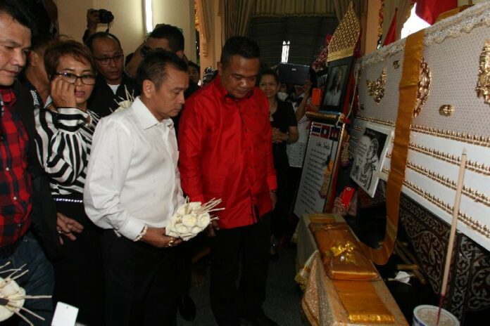 Redshirt supporters honor murdered activist and poet Kamol Duangphasuk, aka "Mai Nueng."
