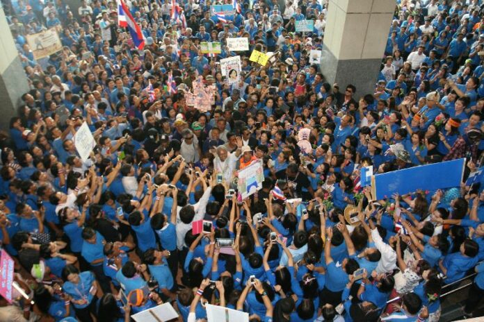 PCAD leader Suthep Thaugsuban is given a rock-star welcome by sympathetic bureaucrats as he arrives at the state-owned telecommunications company TOT Public Company Limited in northern Bangkok on 30 April, 2014.