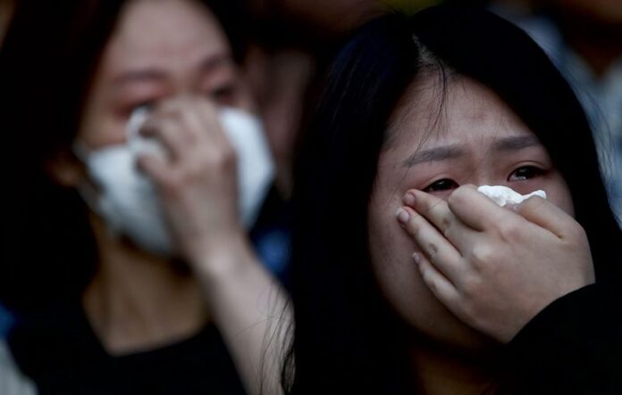 South Korean people grieve for the sunken ferry Sewol's missing passengers in Seoul, South Korea, 03 May 2014 (DPA).