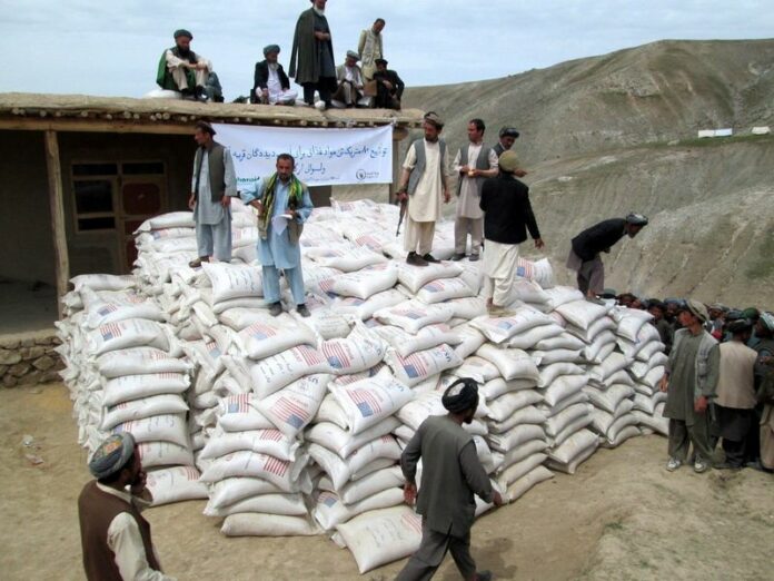 People effected from landslide wait to receive ration in Argu village in Badakhshan, Afghanistan, 04 May 2014 (DPA).