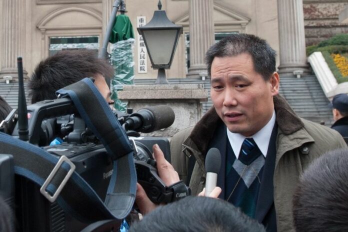 A picture made available 06 May 2014 shows Chinese lawyer Pu Zhiqiang speaking to reporters outside the Chongqing Higher People's Court in southwest China's Chongqing Municipality, 28 December 2012 (DPA).