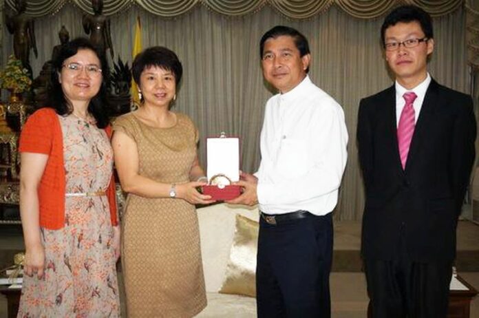 Wang Huijian and Governor Maitri exchange gifts (Phuket News).