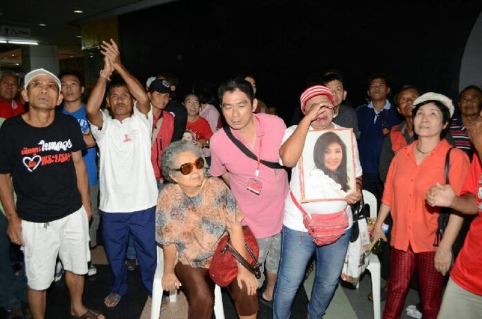 Redshirt supporters mourn ex-PM Yingluck's removal from office 7 May, 2014.