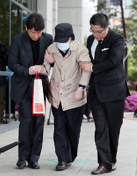 Kim Han-sik, president of the Chonghaejin Marine Co., the operator of the sunken ferry Sewol, enters the Incheon District Prosecutors' Office in Incheon, west of Seoul, South Korea, 29 April 2014, to face questioning on criminal charges related to the ferry disaster (DPA).
