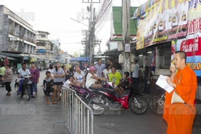 Phra Sap Abhitno staging a one-man protest over the lack of out-of-temple trips and donations he has been offered over the past seven years, 8 May 2014.