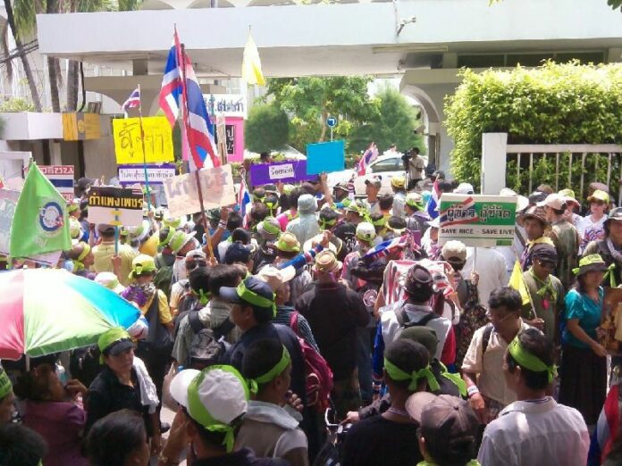 PCAD protesters storm Channel 7, demanding favorable news coverage. 9 May, 2014.