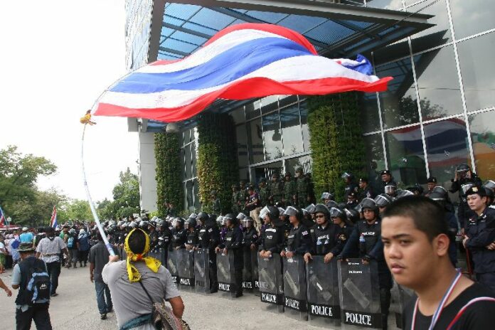 PCAD protesters storm the state-owned Channel 11, demanding favourable coverage, 9 May 2014.