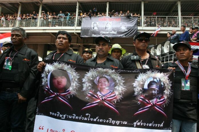 PCAD guards at a rally in front of the Royal Thai Police headquarters in Bangkok, 26 February 2014.