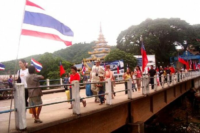 Foreigners return from Myanmar after a visa run through the Mae Sai crossing. That's all stopped now. Photo Robert Biuk-Aghai (The Phuket News).