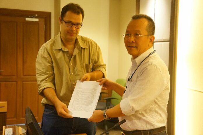 National Human Rights Commissioner Niran Pitakwachara accepting a complaint from journalist Nick Nostitz regarding an alleged abduction attempt by PCAD guards, 14 May 2014.
