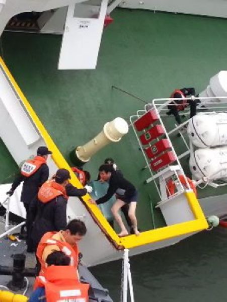 Lee Joon-seok (R), captain of the Sewol, flees the sinking ferry in April. He was charged Thursday with homicide (DPA).