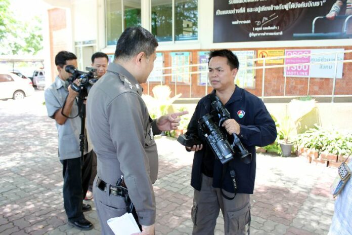 Channel 7 television reporter, Thomchan Boonsaiya, talking to police after being assaulted by Redshirt taxi drivers the previous night.